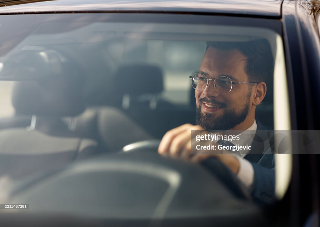 Celui qui prend sa voiture jusqu’à la gare